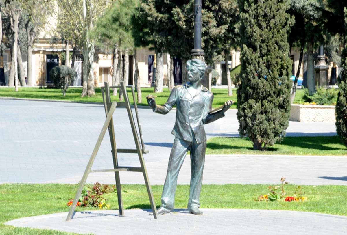 Turistlər Avropa Oyunları öncəsi Bakını gəzirlər (FOTO)