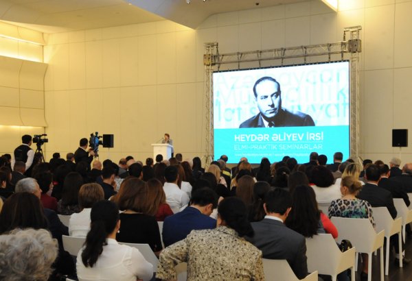 Heydər Əliyev Mərkəzində "Heydər Əliyev və Azərbaycan dili" mövzusunda seminar keçirilib (FOTO)
