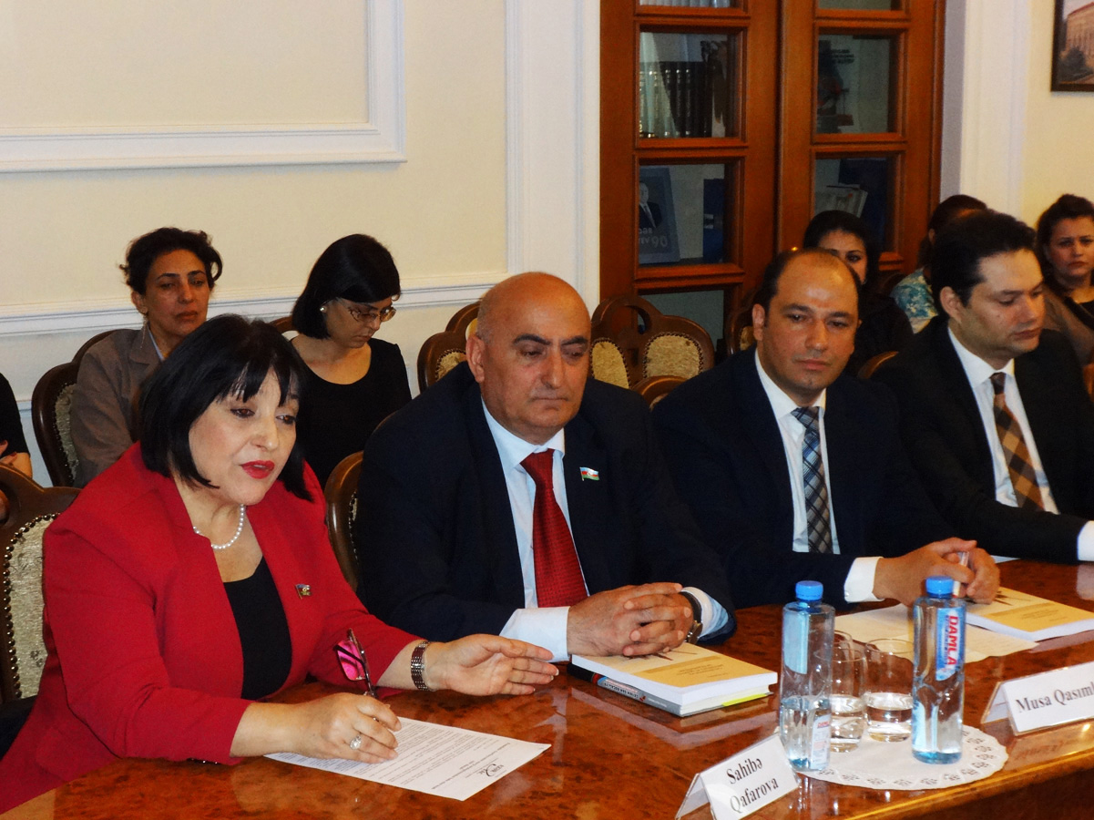 Azərbaycanın neft sənayesi tarixi və yeni neft strategiyası haqqında fransız dilində kitab nəşr olunub (FOTO)