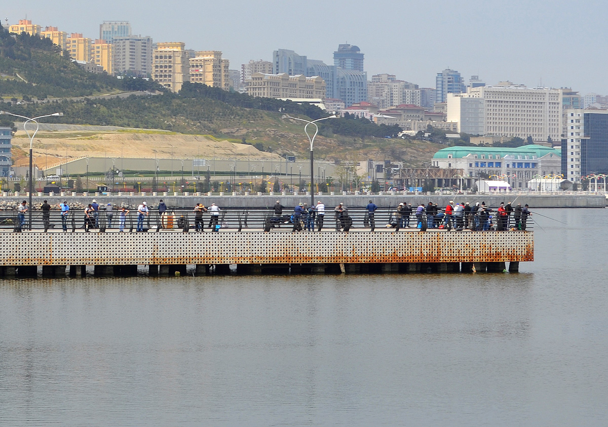 I Avropa Oyunlarına gələcək turistlər üçün əla məkan: Bakı buxtasının balıqçıları (FOTO)
