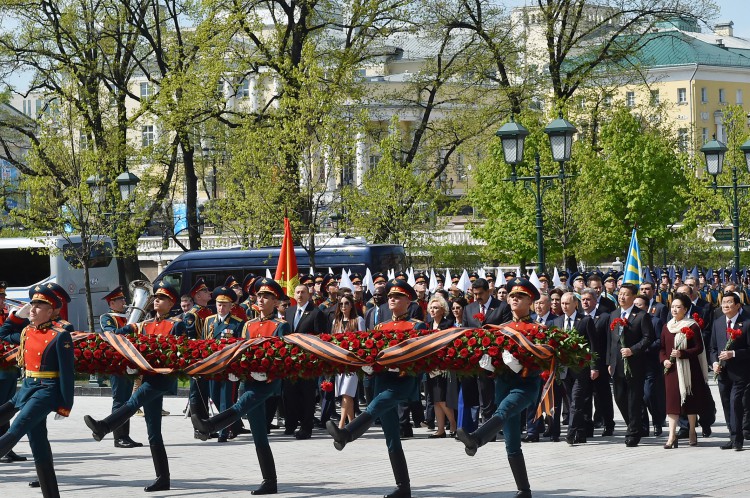 Prezident İlham Əliyev və xanımı Moskvada Qələbənin 70 illiyi münasibətilə keçirilən bayram tədbirlərində iştirak ediblər (FOTO)
