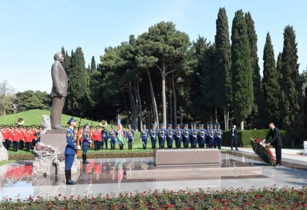 Prezident İlham Əliyev və xanımı ümummilli lider Heydər Əliyevin məzarını ziyarət ediblər (ƏLAVƏ OLUNUB) (FOTO)