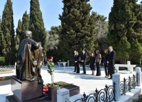 Prezident İlham Əliyev və xanımı ümummilli lider Heydər Əliyevin məzarını ziyarət ediblər (ƏLAVƏ OLUNUB) (FOTO)