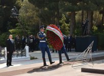 Prezident İlham Əliyev və xanımı ümummilli lider Heydər Əliyevin məzarını ziyarət ediblər (ƏLAVƏ OLUNUB) (FOTO)