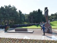 Prezident İlham Əliyev və xanımı ümummilli lider Heydər Əliyevin məzarını ziyarət ediblər (ƏLAVƏ OLUNUB) (FOTO)