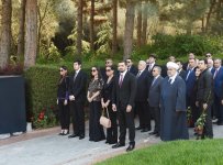 Prezident İlham Əliyev və xanımı ümummilli lider Heydər Əliyevin məzarını ziyarət ediblər (ƏLAVƏ OLUNUB) (FOTO)
