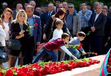 Azərbaycan ictimaiyyəti ümummilli lider Heydər Əliyevin anadan olmasının 92-ci ildönümünü qeyd edir (FOTO)