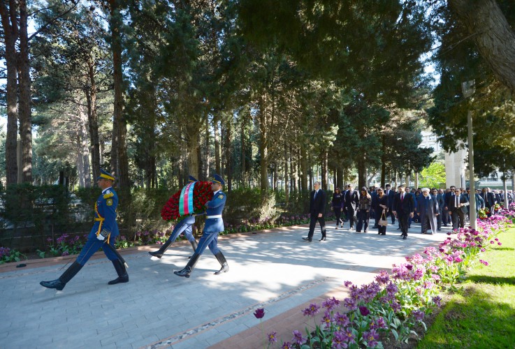 Prezident İlham Əliyev və xanımı ümummilli lider Heydər Əliyevin məzarını ziyarət ediblər (ƏLAVƏ OLUNUB) (FOTO)