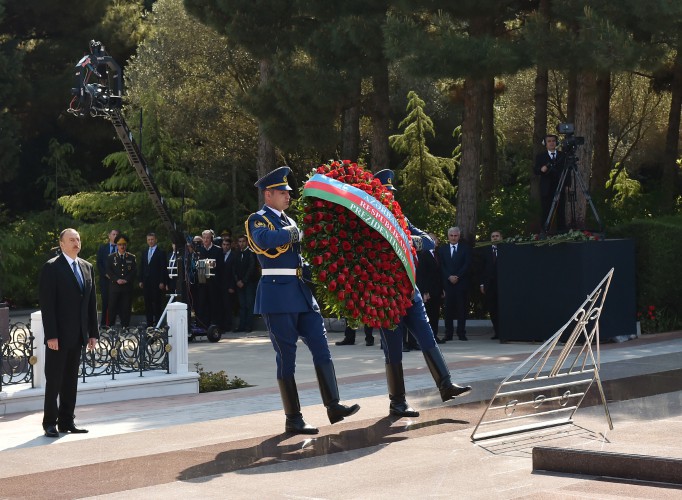 Prezident İlham Əliyev və xanımı ümummilli lider Heydər Əliyevin məzarını ziyarət ediblər (ƏLAVƏ OLUNUB) (FOTO)