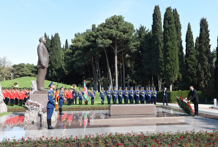Prezident İlham Əliyev və xanımı ümummilli lider Heydər Əliyevin məzarını ziyarət ediblər (ƏLAVƏ OLUNUB) (FOTO)