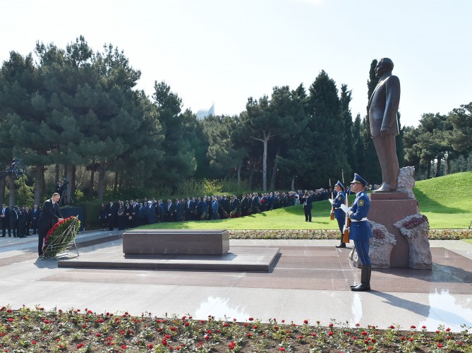 Prezident İlham Əliyev və xanımı ümummilli lider Heydər Əliyevin məzarını ziyarət ediblər (ƏLAVƏ OLUNUB) (FOTO)