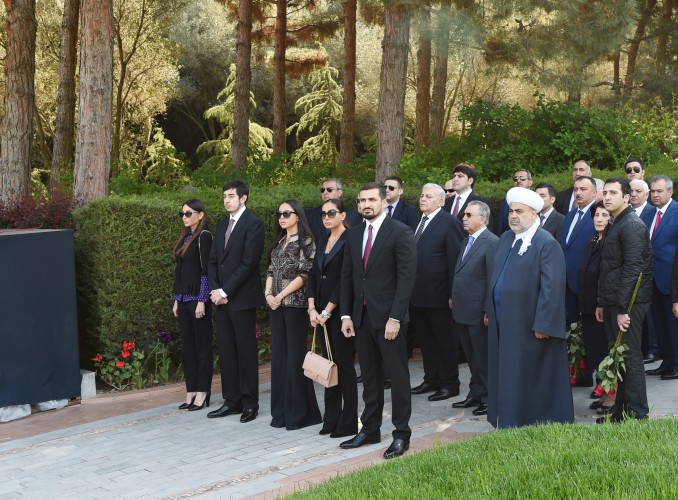 Prezident İlham Əliyev və xanımı ümummilli lider Heydər Əliyevin məzarını ziyarət ediblər (ƏLAVƏ OLUNUB) (FOTO)