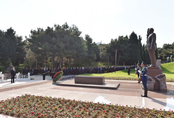 Prezident İlham Əliyev və xanımı ümummilli lider Heydər Əliyevin məzarını ziyarət ediblər (ƏLAVƏ OLUNUB) (FOTO)