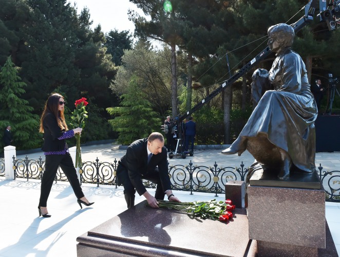 Prezident İlham Əliyev və xanımı ümummilli lider Heydər Əliyevin məzarını ziyarət ediblər (ƏLAVƏ OLUNUB) (FOTO)