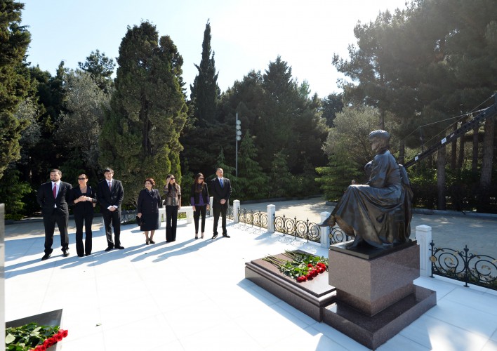 Prezident İlham Əliyev və xanımı ümummilli lider Heydər Əliyevin məzarını ziyarət ediblər (ƏLAVƏ OLUNUB) (FOTO)