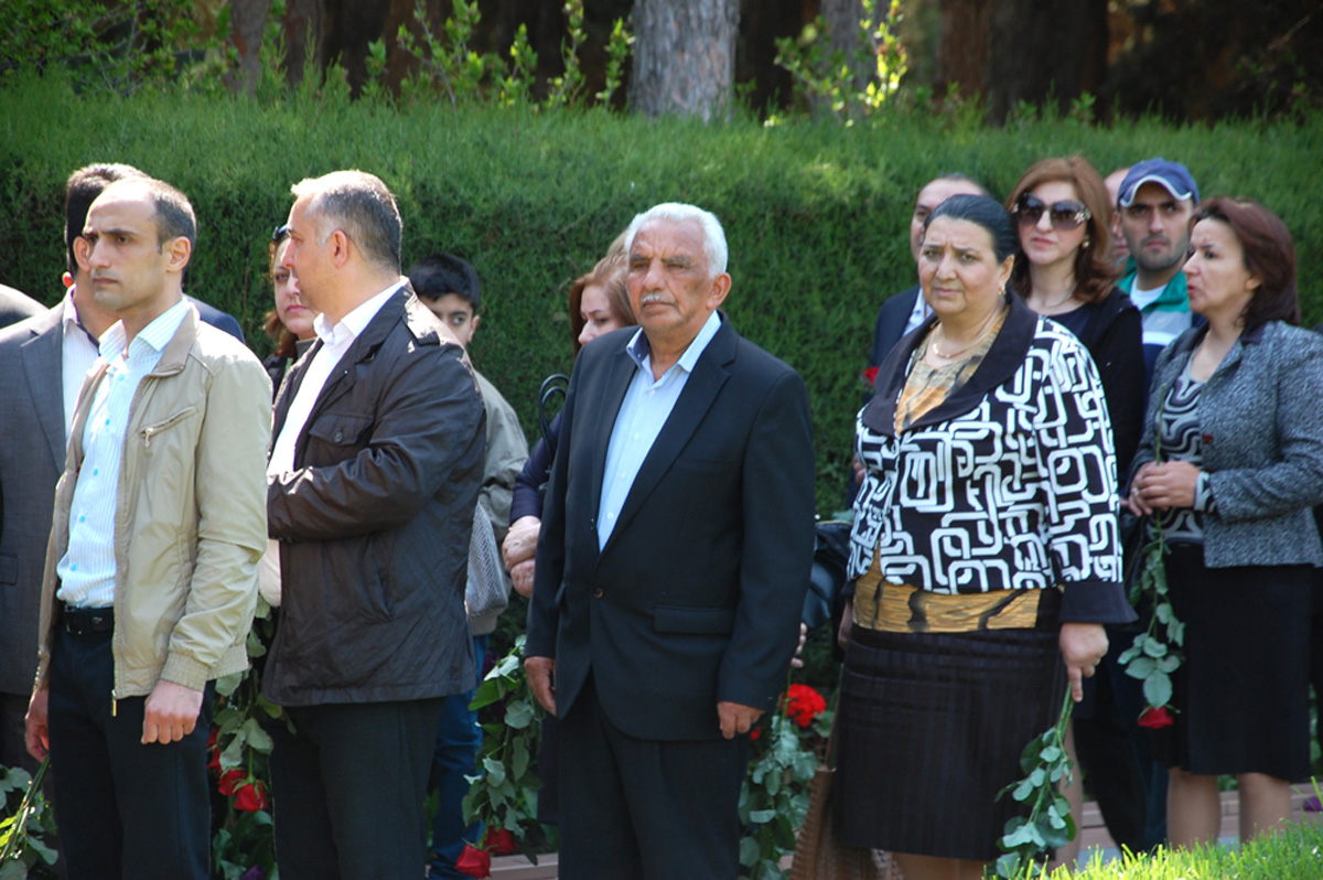 Azərbaycan ictimaiyyəti ümummilli lider Heydər Əliyevin anadan olmasının 92-ci ildönümünü qeyd edir (FOTO)