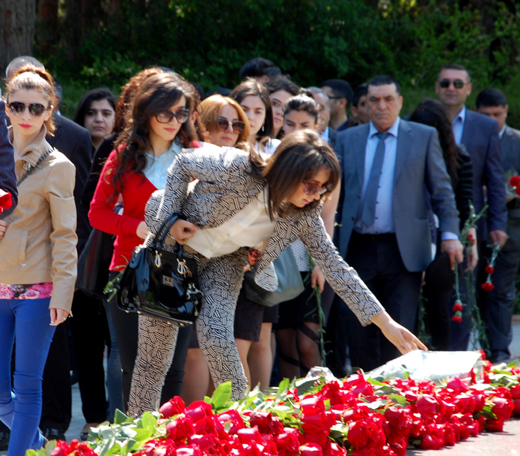 Azərbaycan ictimaiyyəti ümummilli lider Heydər Əliyevin anadan olmasının 92-ci ildönümünü qeyd edir (FOTO)