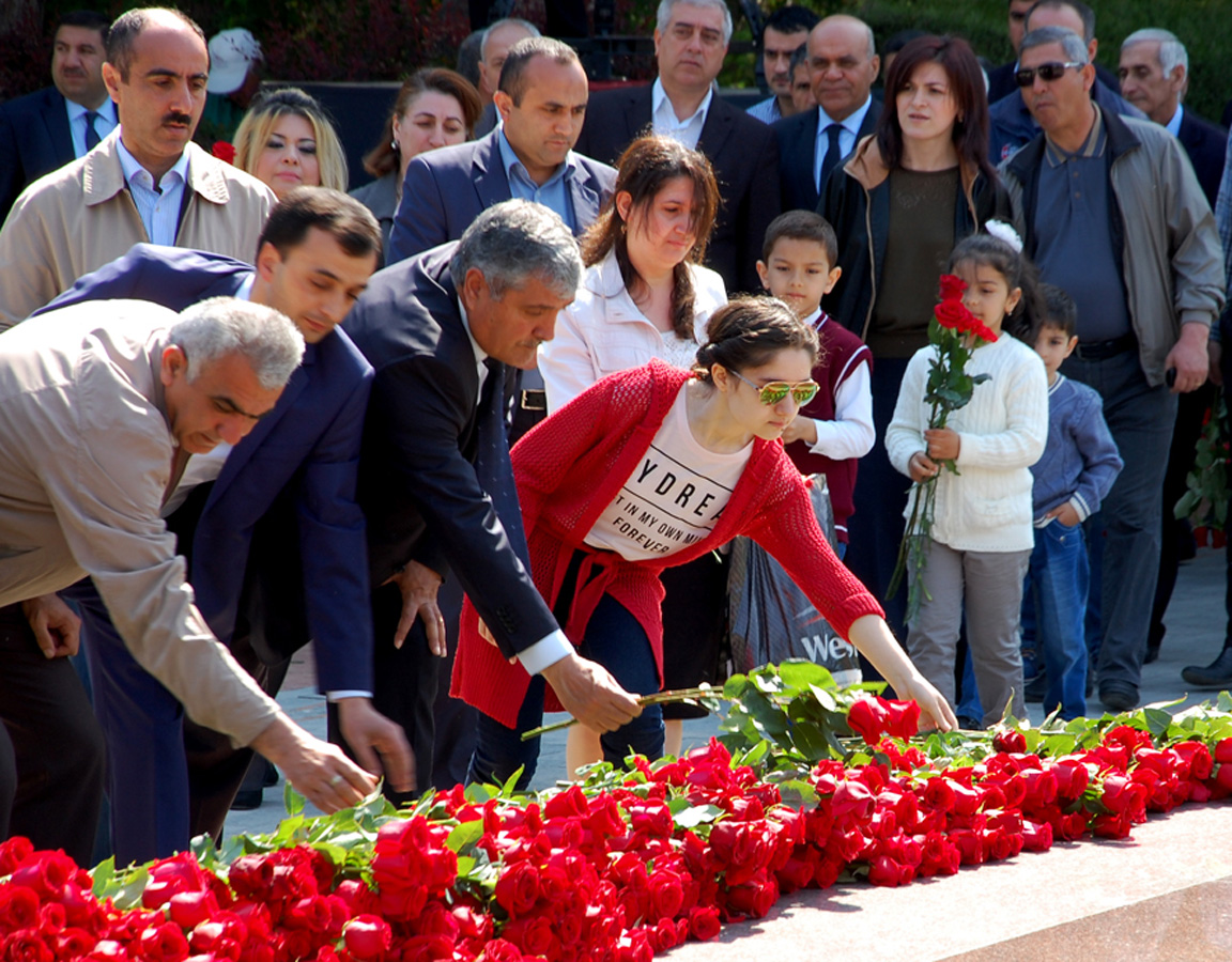 Azərbaycan ictimaiyyəti ümummilli lider Heydər Əliyevin anadan olmasının 92-ci ildönümünü qeyd edir (FOTO)