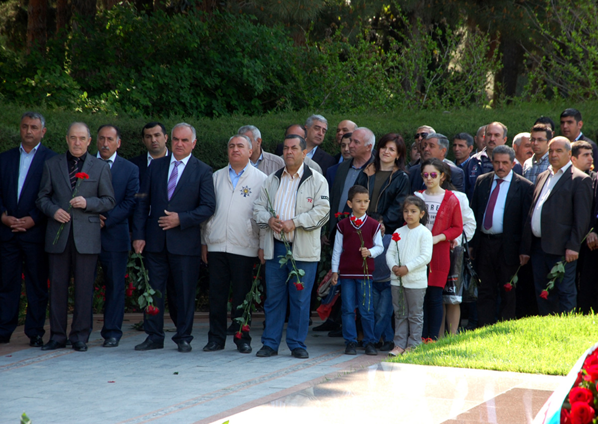 Azərbaycan ictimaiyyəti ümummilli lider Heydər Əliyevin anadan olmasının 92-ci ildönümünü qeyd edir (FOTO)