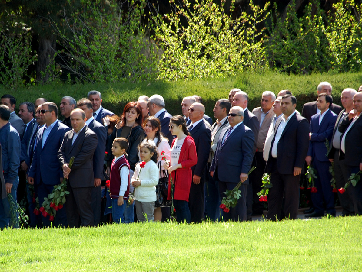 Azərbaycan ictimaiyyəti ümummilli lider Heydər Əliyevin anadan olmasının 92-ci ildönümünü qeyd edir (FOTO)