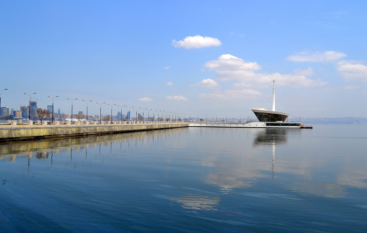 Turistlərin zövq alacağı məkan: Bakı buxtası, dəniz gəzintisi (FOTO)