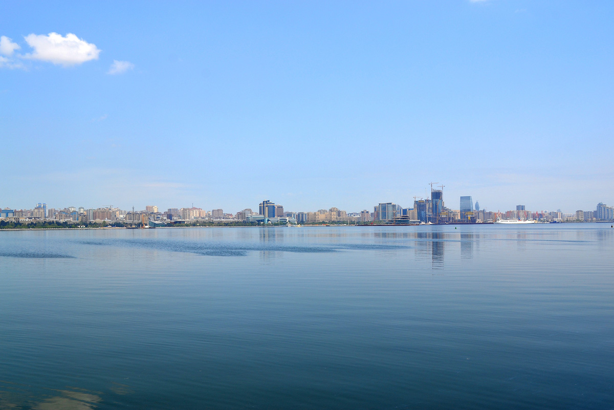 Turistlərin zövq alacağı məkan: Bakı buxtası, dəniz gəzintisi (FOTO)