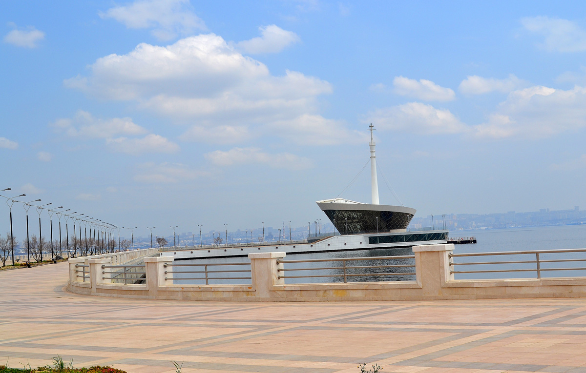 Turistlərin zövq alacağı məkan: Bakı buxtası, dəniz gəzintisi (FOTO)