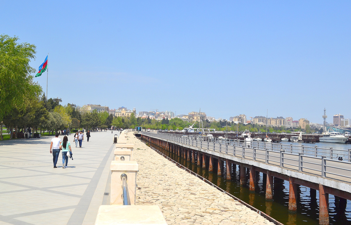 Turistlərin zövq alacağı məkan: Bakı buxtası, dəniz gəzintisi (FOTO)