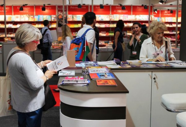 Turin kitab sərgisinin ziyarətçiləri Azərbaycan pavilyonuna böyük maraq göstərirlər (FOTO)