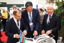 Turin kitab sərgisinin ziyarətçiləri Azərbaycan pavilyonuna böyük maraq göstərirlər (FOTO)