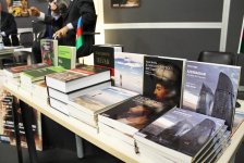 Turin kitab sərgisinin ziyarətçiləri Azərbaycan pavilyonuna böyük maraq göstərirlər (FOTO)