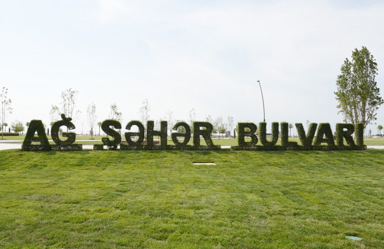 Prezident İlham Əliyev və xanımı Bakı Ağ Şəhər bulvarında yaradılan şəraitlə tanış olublar (FOTO)