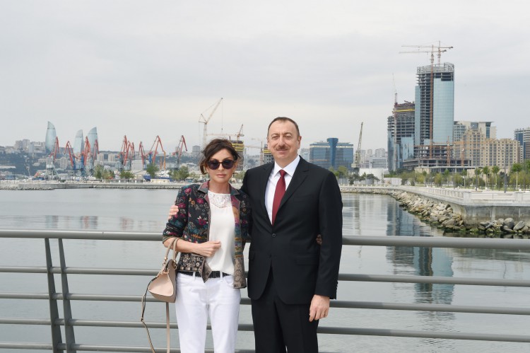 Prezident İlham Əliyev və xanımı Bakı Ağ Şəhər bulvarında yaradılan şəraitlə tanış olublar (FOTO)