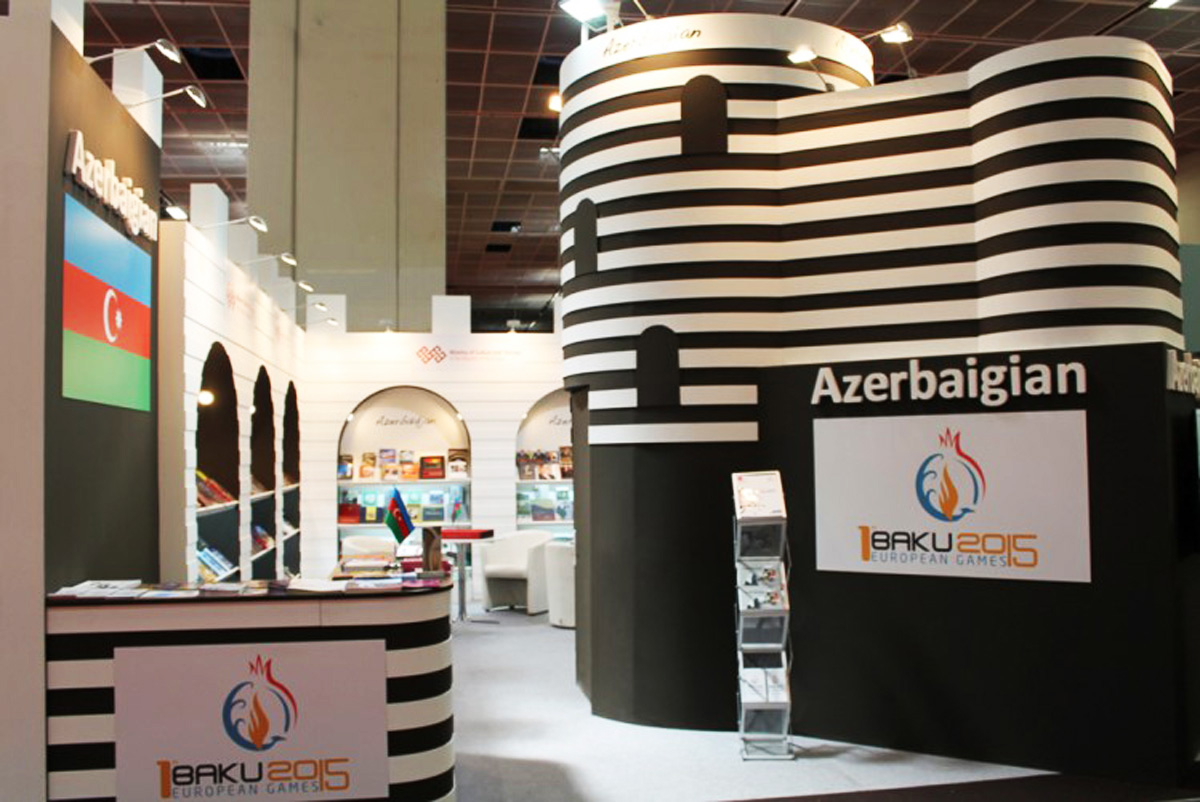 Turin kitab sərgisinin ziyarətçiləri Azərbaycan pavilyonuna böyük maraq göstərirlər (FOTO)