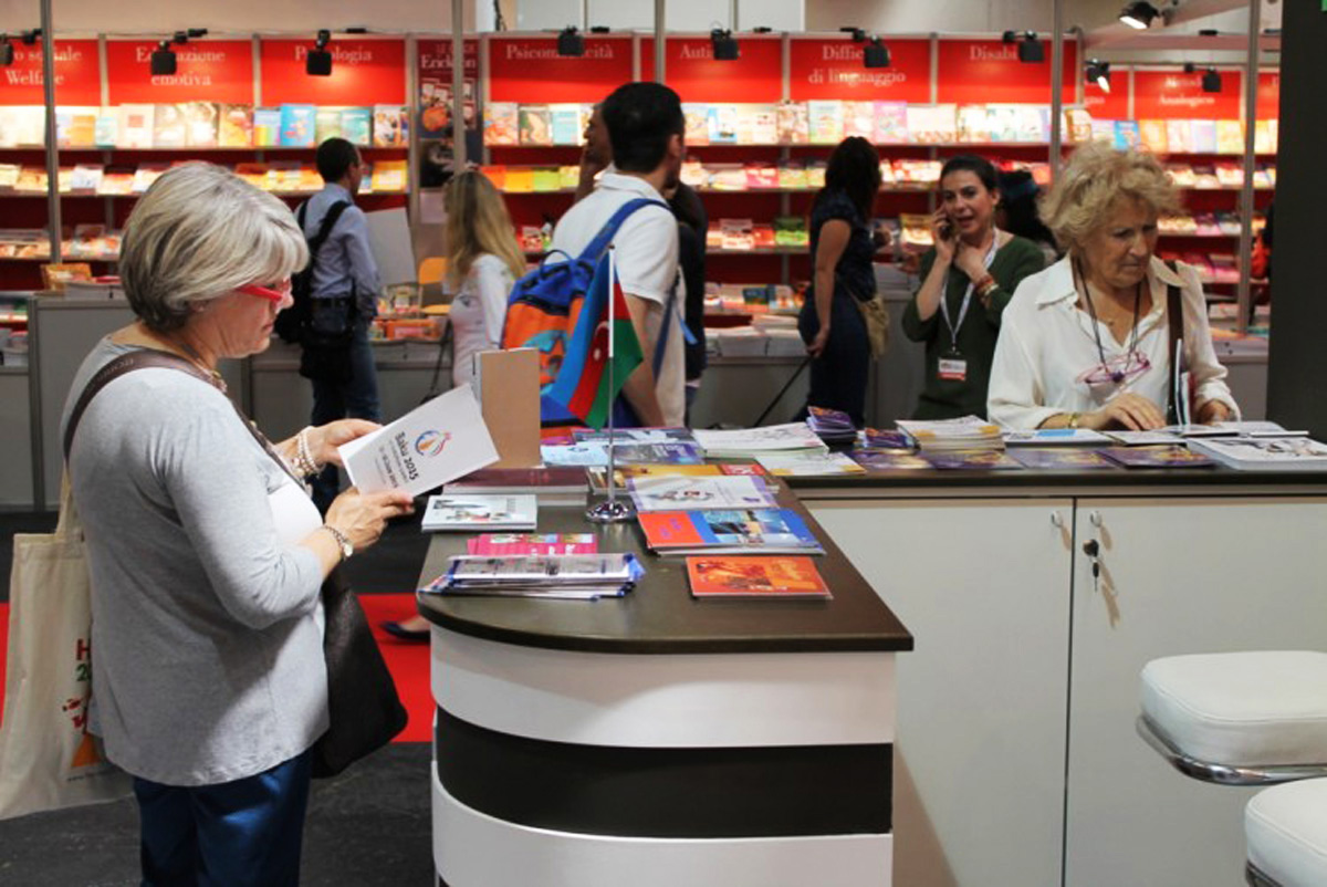 Turin kitab sərgisinin ziyarətçiləri Azərbaycan pavilyonuna böyük maraq göstərirlər (FOTO)