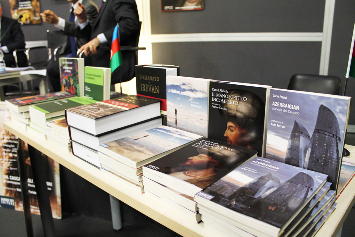 Turin kitab sərgisinin ziyarətçiləri Azərbaycan pavilyonuna böyük maraq göstərirlər (FOTO)