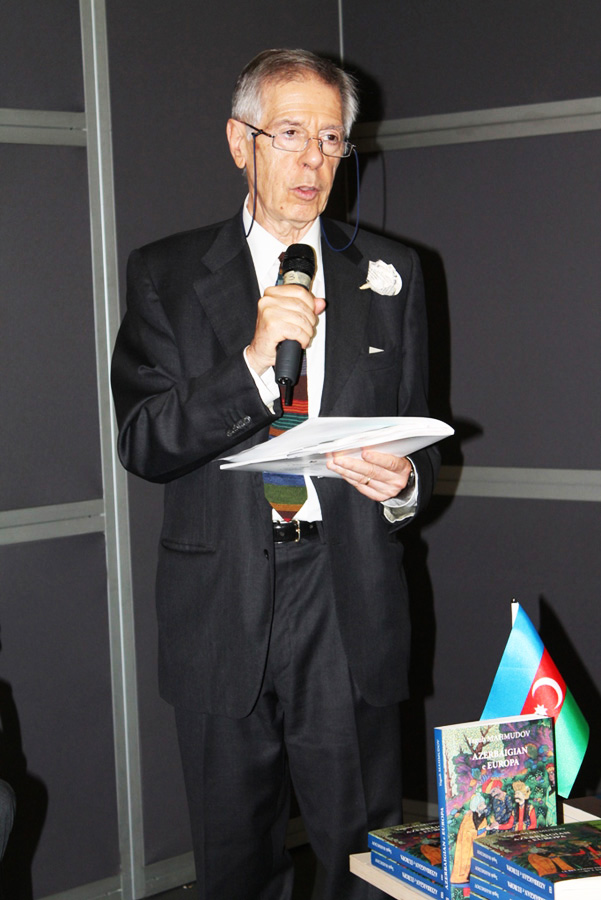 Turin kitab sərgisinin ziyarətçiləri Azərbaycan pavilyonuna böyük maraq göstərirlər (FOTO)