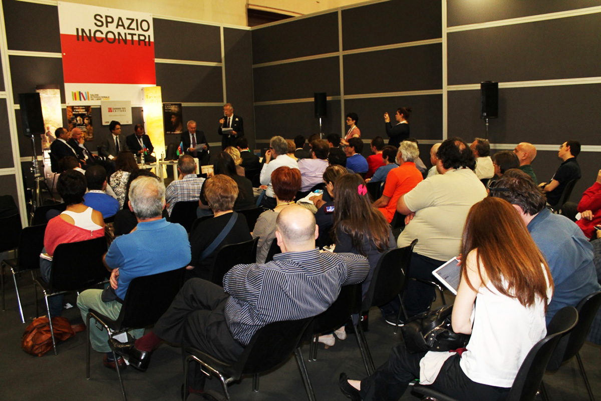 Turin kitab sərgisinin ziyarətçiləri Azərbaycan pavilyonuna böyük maraq göstərirlər (FOTO)