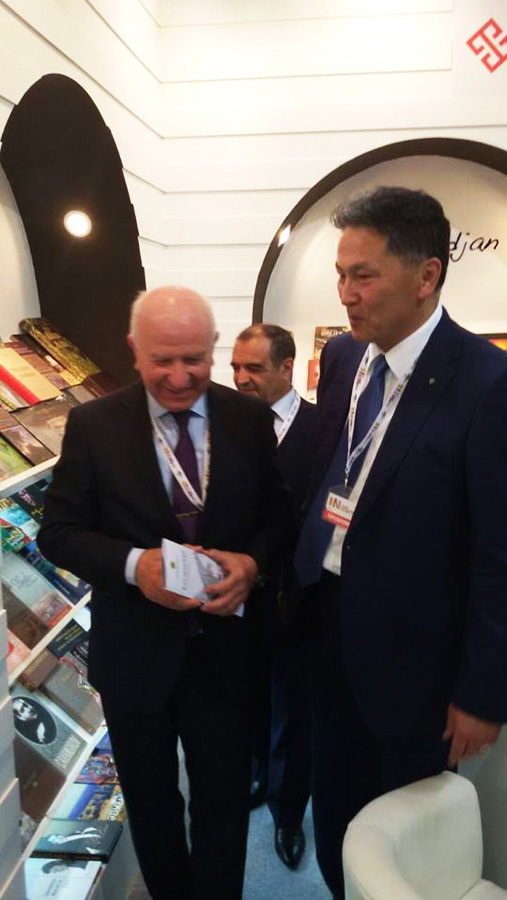 Turin kitab sərgisinin ziyarətçiləri Azərbaycan pavilyonuna böyük maraq göstərirlər (FOTO)