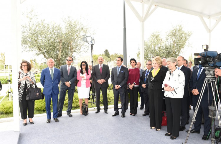 Birinci xanım Mehriban Əliyeva Bakıda “Sülh ağacı”nın açılış mərasimində iştirak edib (FOTO)