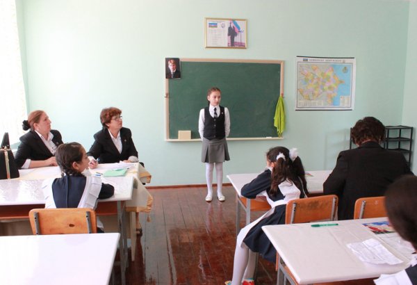 Azərbaycanda orta məktəblərdə xarici dilin tədrisi ilə bağlı qoyulan tələblər açıqlanıb