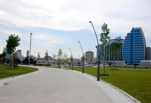 Bakı-2015: Yeni Ağ Şəhər bulvarında gəzinti (FOTO)