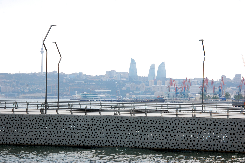 Bakı-2015: Yeni Ağ Şəhər bulvarında gəzinti (FOTO)