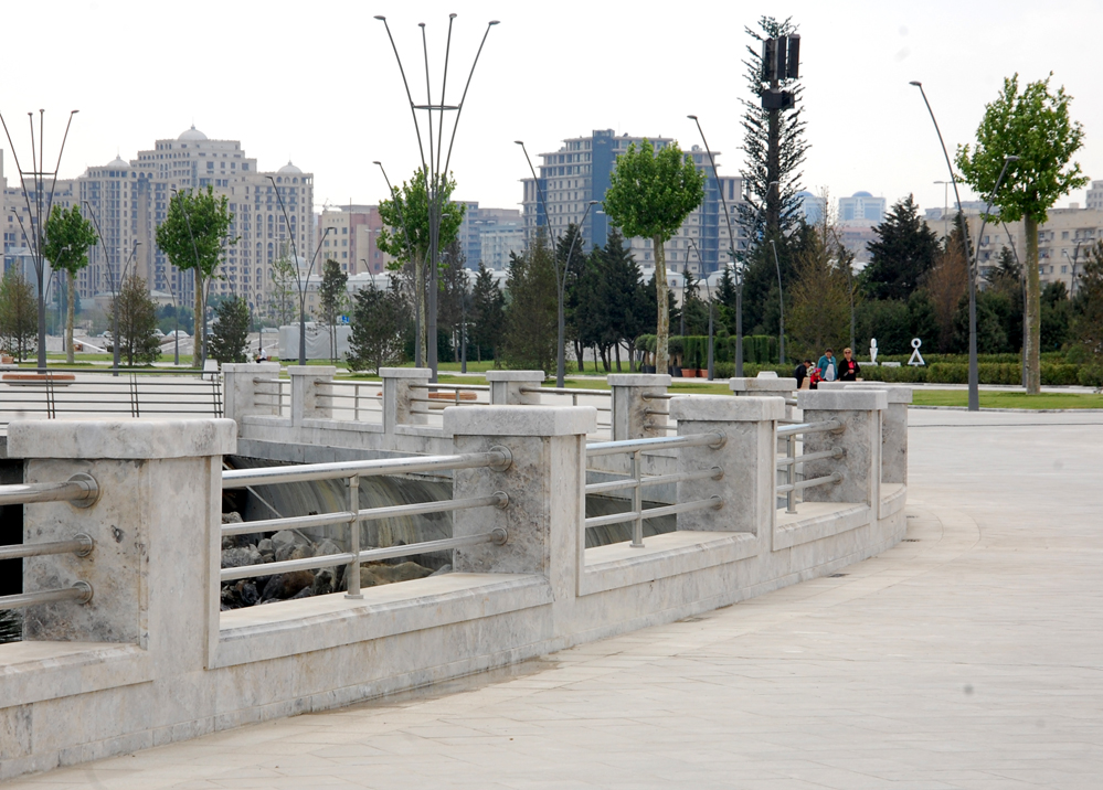 Bakı-2015: Yeni Ağ Şəhər bulvarında gəzinti (FOTO)