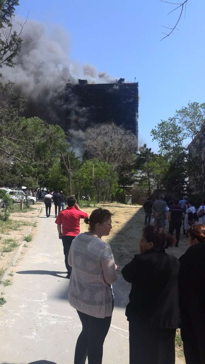 Səhiyyə Nazirliyi Bakıda yaşayış binasındakı yanğında ölənlər və xəsarət alanlar barədə rəsmi məlumat yaydı (ƏLAVƏ OLUNUB-15) (FOTO, VİDEO)