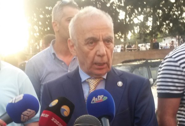 Hacıbala Abutalıbov: Prezident İlham Əliyev Bakıda binalara vurulan üzlüklərin keyfiyyətinin yoxlanılması üçün 2 gün vaxt verib