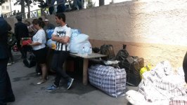 Bakıda yanmış binanın sakinlərinin əşyalarının daşınması üçün nəqliyyat vasitələri ayrılıb (FOTO)
