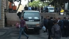 Bakıda yanmış binanın sakinlərinin əşyalarının daşınması üçün nəqliyyat vasitələri ayrılıb (FOTO)
