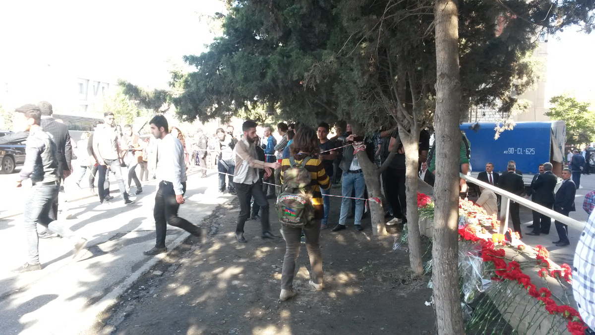 Bakıda yanğın zamanı ölənlər anıldı (FOTO)