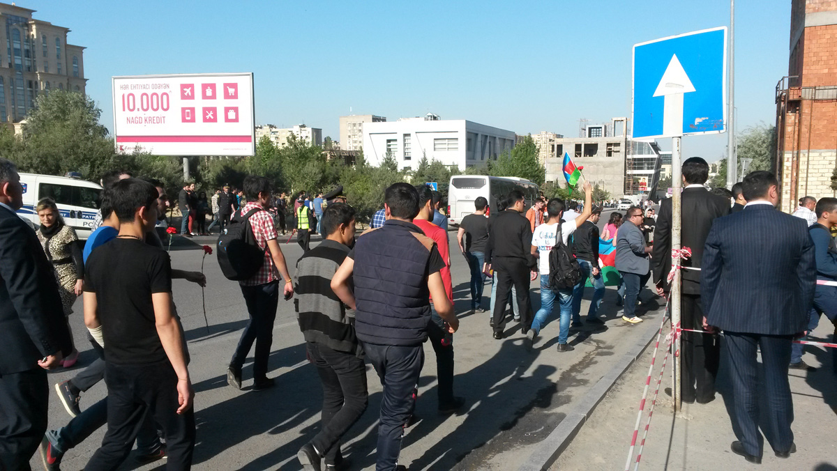Bakıda yanğın zamanı ölənlər anıldı (FOTO)